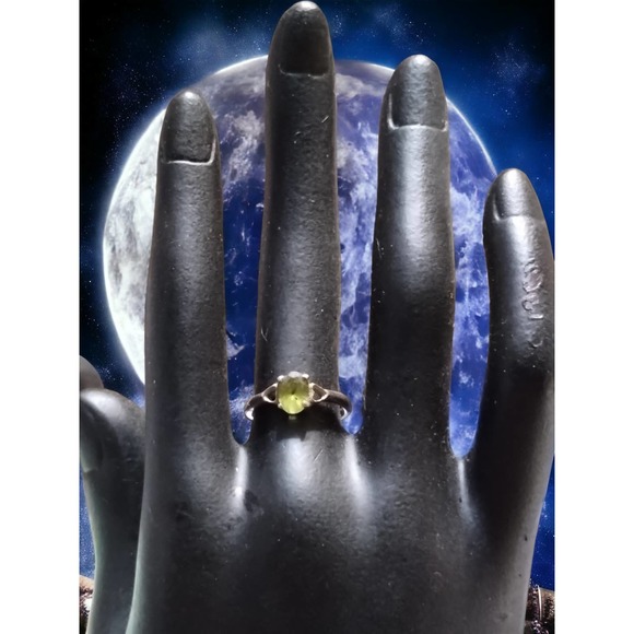 Beautiful sterling silver peridot ring size 5.5 - Picture 1 of 1